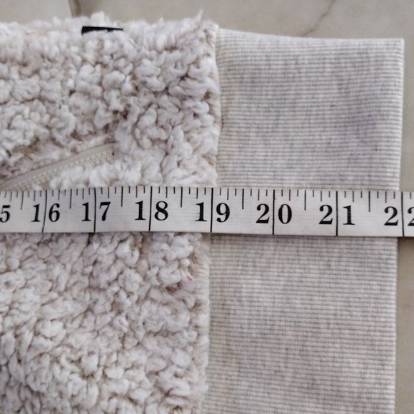 Eddie Bauer Sherpa jacket . - Picture 6 of 8